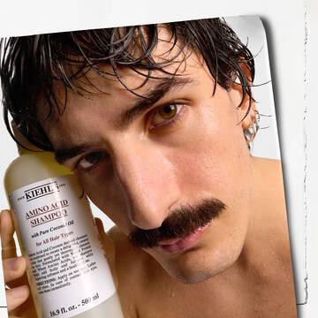 Model holding shampoo 