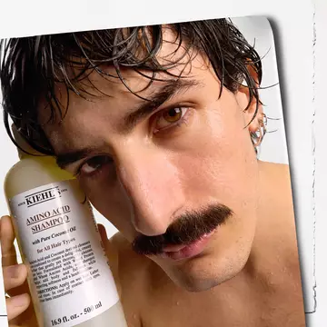 Model holding shampoo 