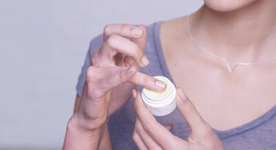 kiehls-eye-cream-creamy-eye-treatment-with-avocado-video-thumb.jpg?sw=400&q=70