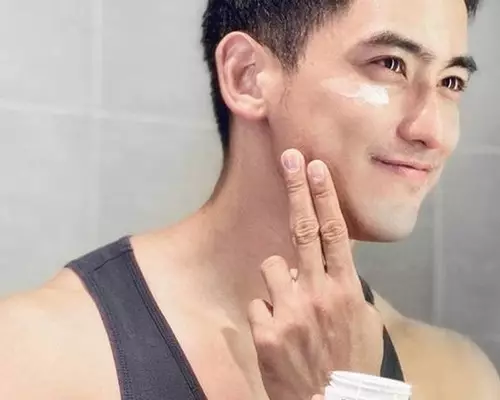 Man applying Kiehl's Ultra Facial Cream product to his face