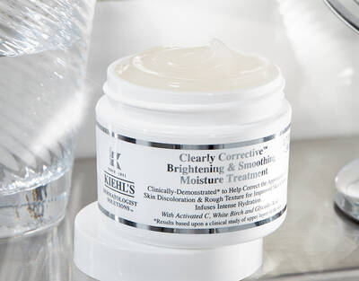Clearly Corrective Brightening & Smoothing Moisture Treatment