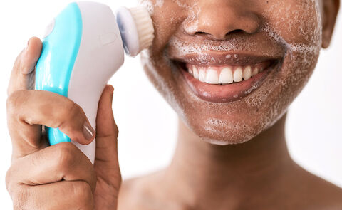 Chemical vs. Physical Exfoliation: Understanding Different Types of Exfoliants