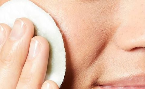 What’s The Difference Between A Toner & An Essence?
